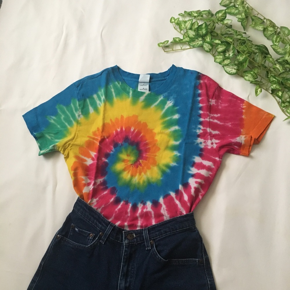 TIE DYE SWIRL T-SHIRT 🌈